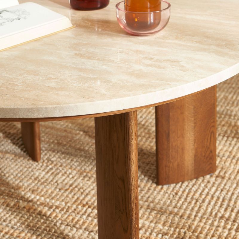 Table basse MOKU plateau travertin et pieds frêne massif couleur noyer