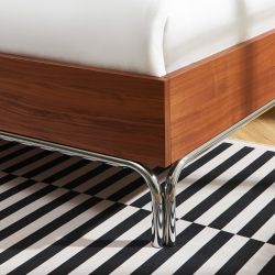 Lit MAGGY 140x190 placage noyer et pieds métal chromé sommier inclus