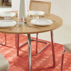 Ensemble repas table à manger ronde VASSI effet chêne et lot de 4 chaises ELLA tissu écru