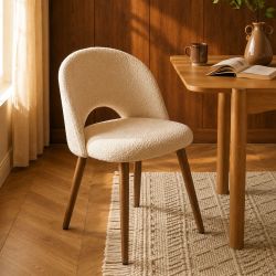 Lot de 2 chaises SIMONE tissu bouclette blanc cassé pieds bois teinté noyer